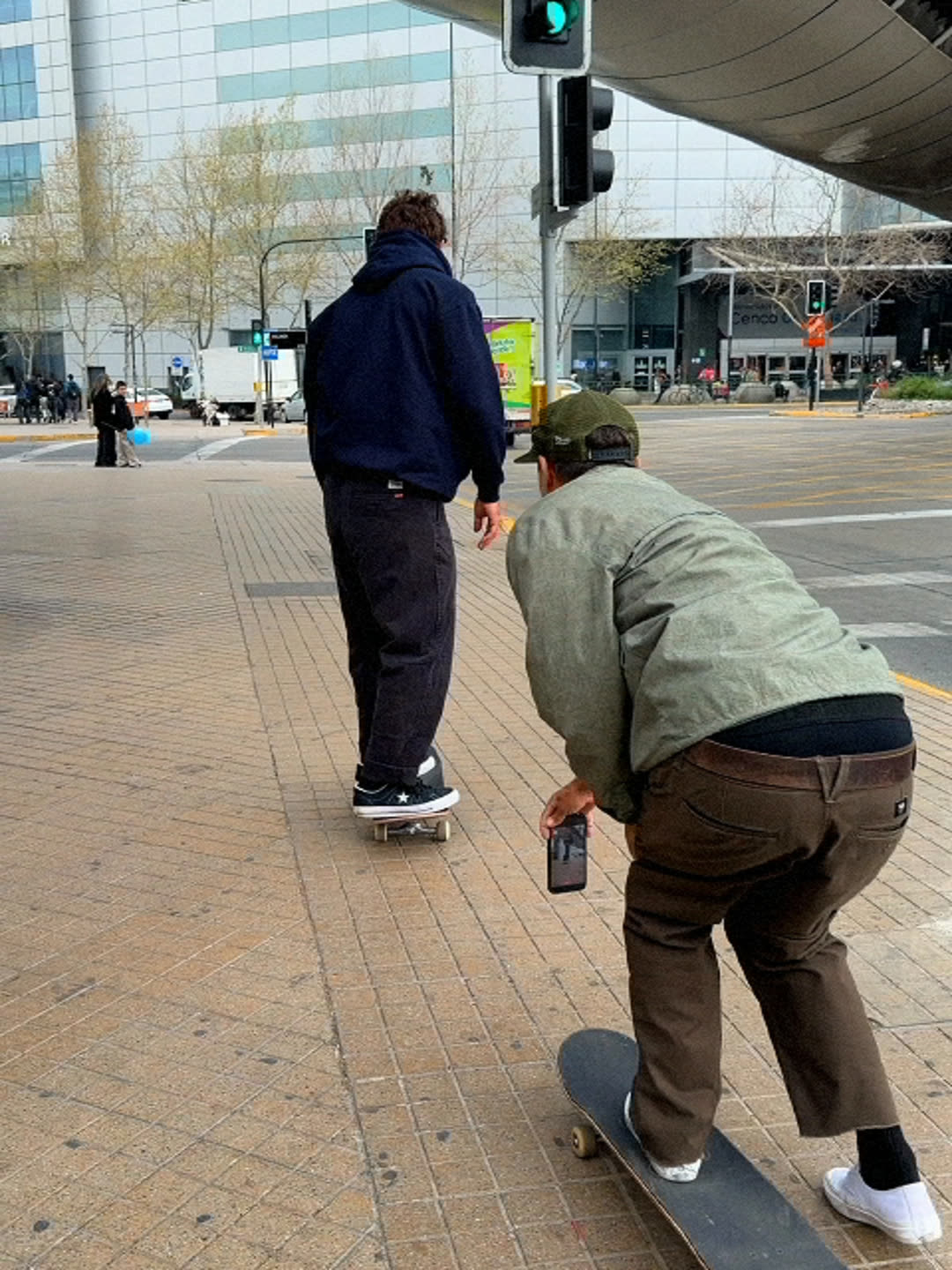 Filmer acompanhando o skatista com o celular